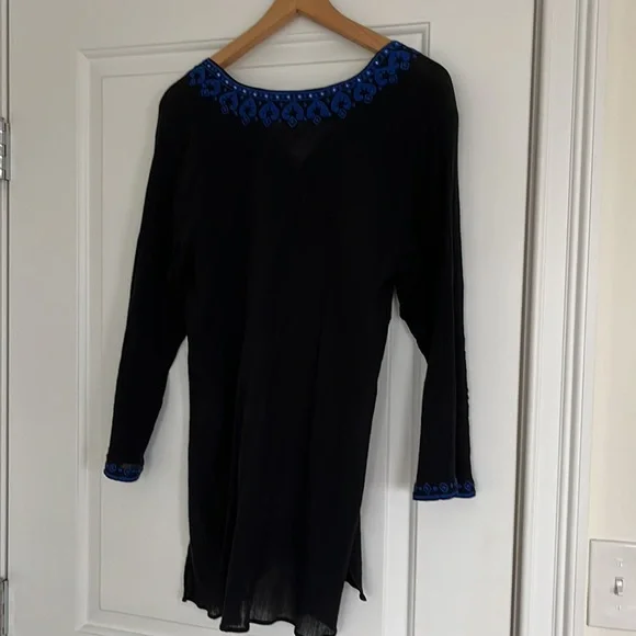 Sulu tunic/beach cover up. Black w midnight blue embroidery. Size 8 - Picture 2 of 4